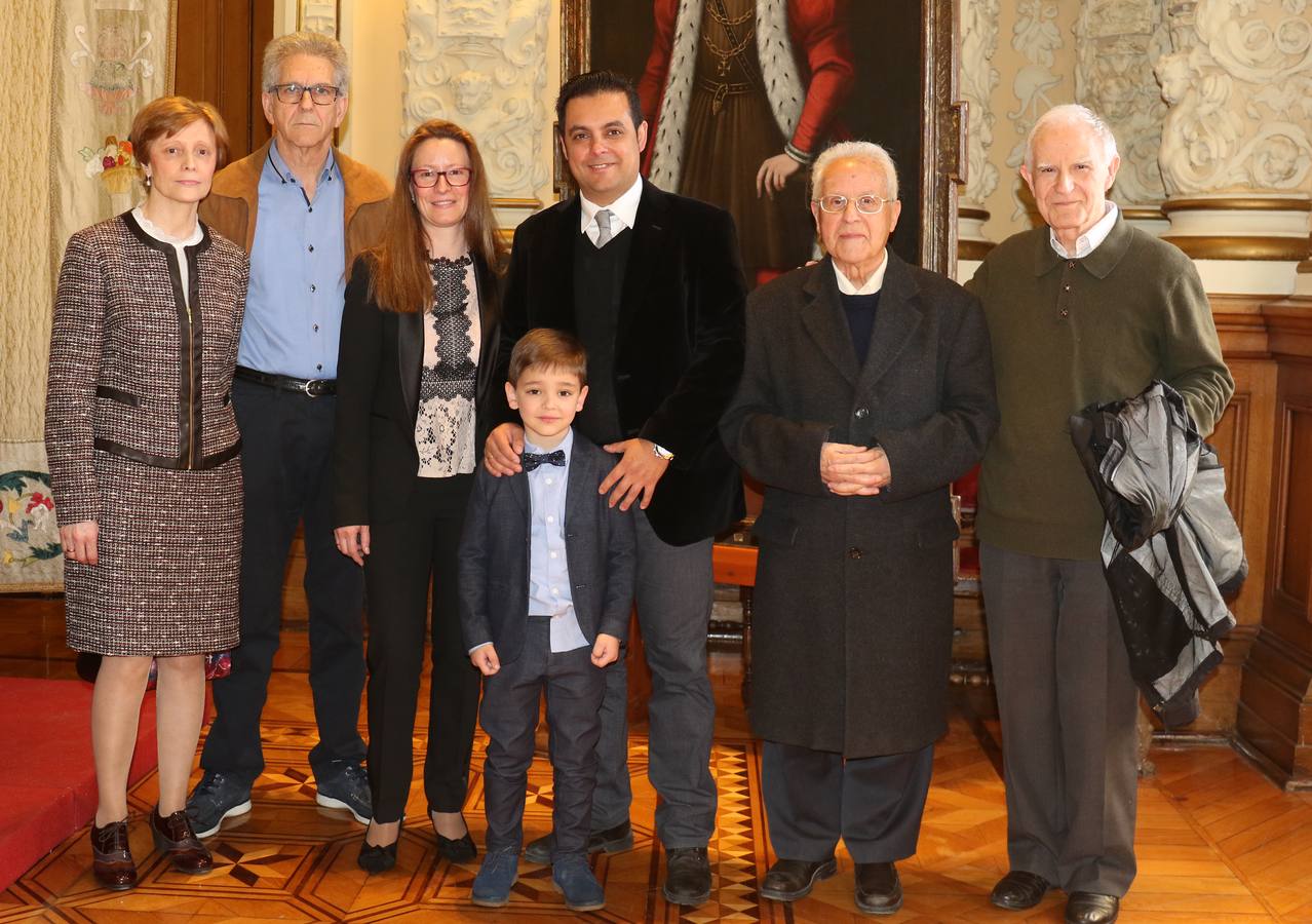 El Ayuntamiento ha editado 'La mirada de Teófanes Egido, cronista de Valladolid', una antología que recopila una «íntima parte» de los trabajos, tanto publicados como inéditos, del sacerdote carmelita e historiador salmantino para agradecerle su «servicio» y «conocimiento» como «investigador intrépido» que ha compartido con la ciudad durante 40 años 