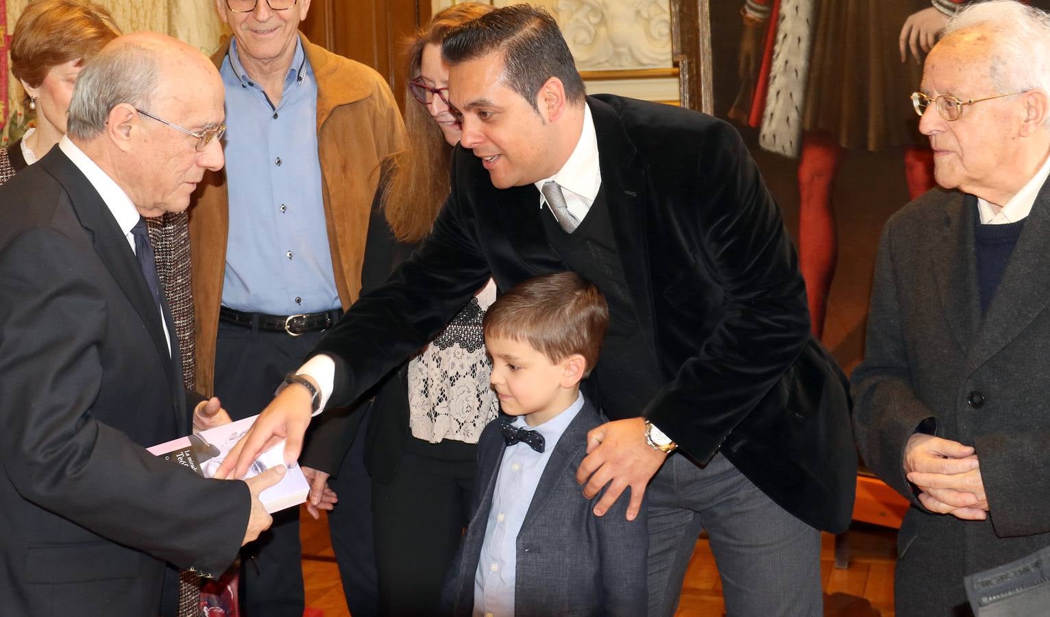 El Ayuntamiento ha editado 'La mirada de Teófanes Egido, cronista de Valladolid', una antología que recopila una «íntima parte» de los trabajos, tanto publicados como inéditos, del sacerdote carmelita e historiador salmantino para agradecerle su «servicio» y «conocimiento» como «investigador intrépido» que ha compartido con la ciudad durante 40 años 