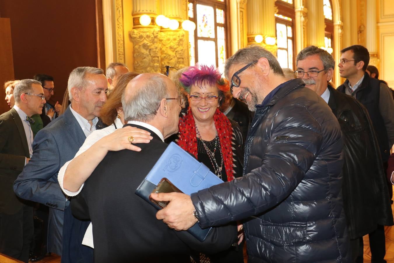 El Ayuntamiento ha editado 'La mirada de Teófanes Egido, cronista de Valladolid', una antología que recopila una «íntima parte» de los trabajos, tanto publicados como inéditos, del sacerdote carmelita e historiador salmantino para agradecerle su «servicio» y «conocimiento» como «investigador intrépido» que ha compartido con la ciudad durante 40 años 
