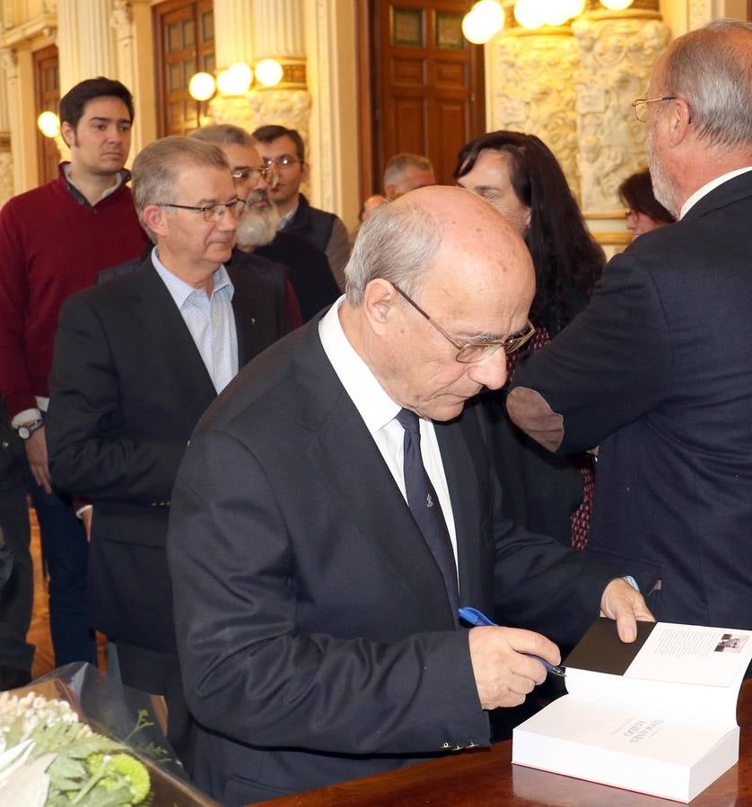 El Ayuntamiento ha editado 'La mirada de Teófanes Egido, cronista de Valladolid', una antología que recopila una «íntima parte» de los trabajos, tanto publicados como inéditos, del sacerdote carmelita e historiador salmantino para agradecerle su «servicio» y «conocimiento» como «investigador intrépido» que ha compartido con la ciudad durante 40 años 