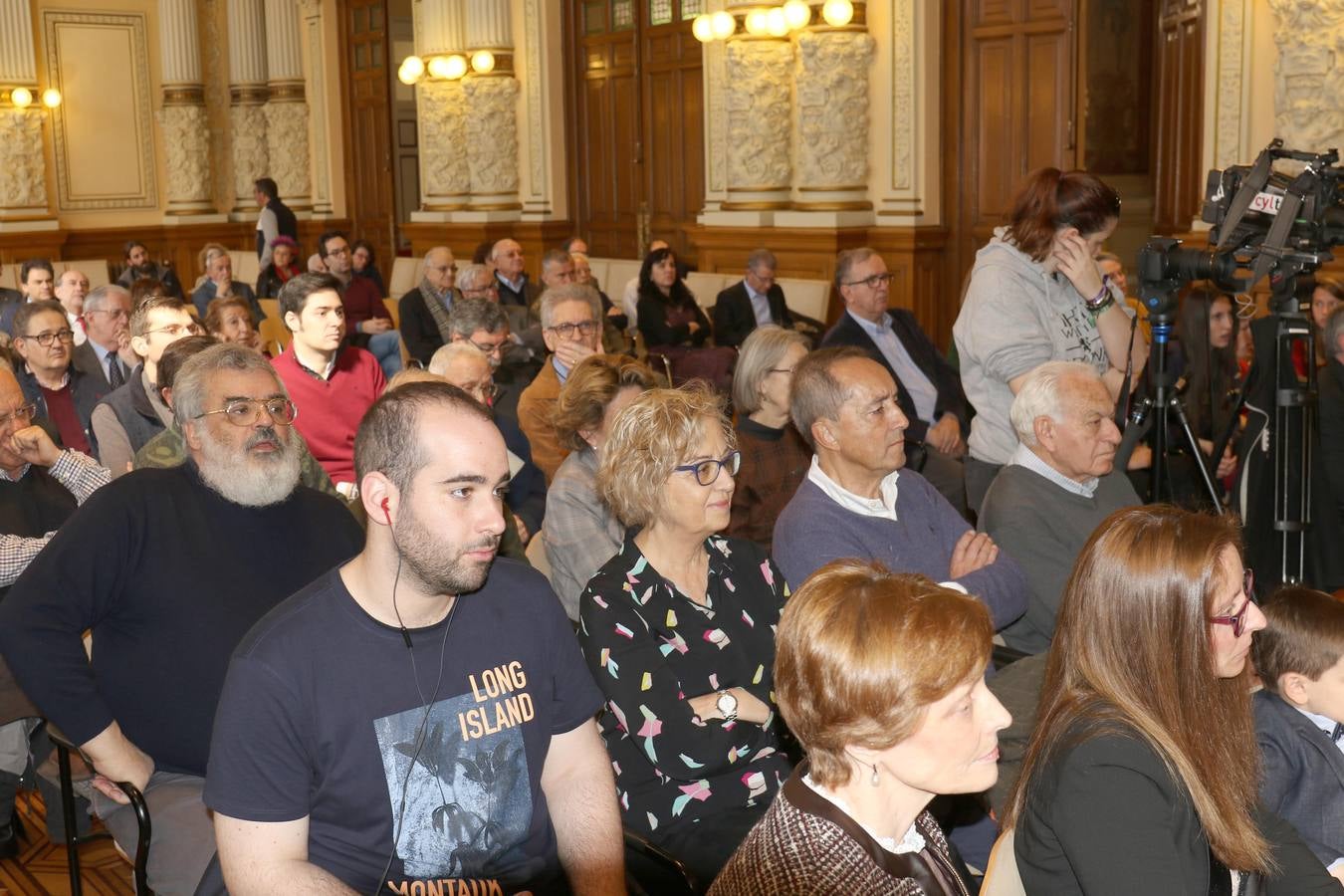 El Ayuntamiento ha editado 'La mirada de Teófanes Egido, cronista de Valladolid', una antología que recopila una «íntima parte» de los trabajos, tanto publicados como inéditos, del sacerdote carmelita e historiador salmantino para agradecerle su «servicio» y «conocimiento» como «investigador intrépido» que ha compartido con la ciudad durante 40 años 