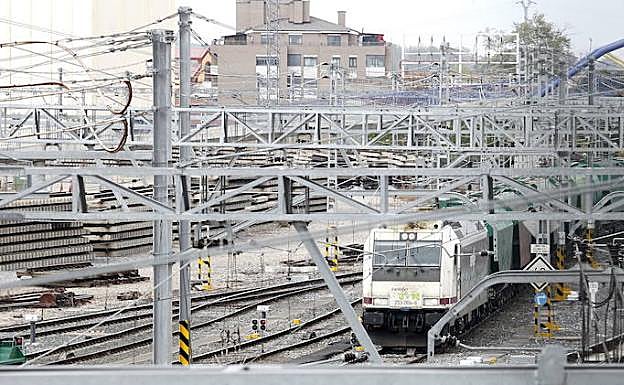 Estructura metálica que sujeta la catenaria en la estación de Venta de Baños, Palencia. 