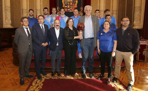 La plantilla del Filipenses posa con los representantes institucionales y el exjugador Fernando Romay.