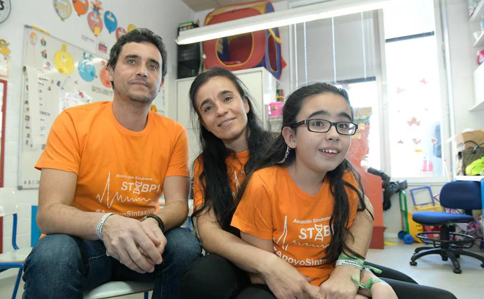 José Manuel Gutiérrez y Olga Cuadrado, con su hija Elsa, en el colegio Francisco Pino. 