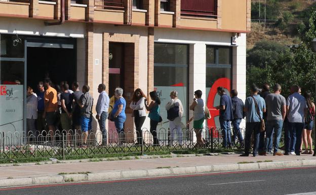 Hilera de personas a las puertas del Ecyl en Segovia. 