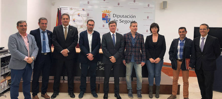 Foto de familia de la clausura del foro sobre demografía celebrado ayer en la Casa del Sello de la ciudad.