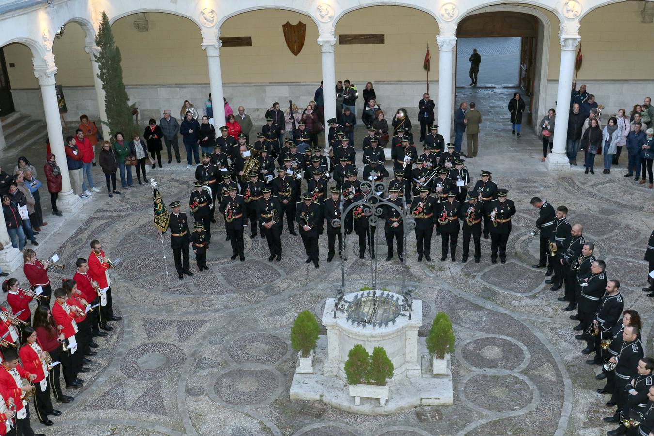 Participaron la banda de la cofradía penitencial de la Sagrada Pasión de Cristo, la cofradía penitencial de Nuestra Señora de la Piedad y la cofradía penitencial del Santísimo Cristo del Despojado
