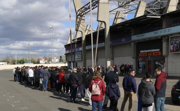 Colas en el Helmántico para las entradas del derbi. 