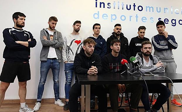 Nico Rolón, en el centro, rodeado por sus compañeros, en su despedida.