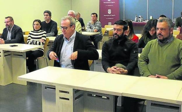 Empresarios que ocupan el edificio, ayer en una de las salas. 