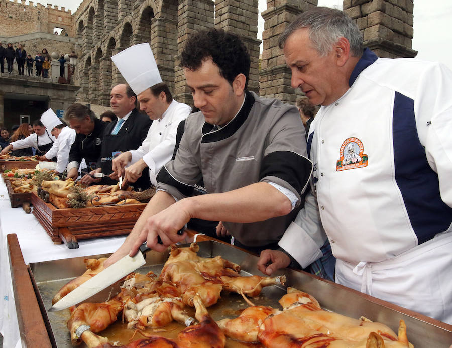 Un momento del trinchado de lechones.