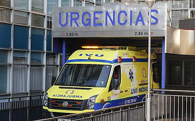 Una ambulancia en el servicio de urgencias del Virgen de la Vega.