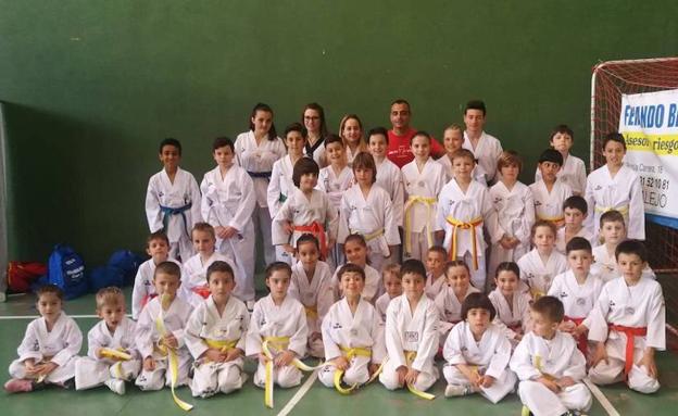 Componentes del club Jansu Gym de Cantalejo y su maestro, Juan Alberto Gómez.