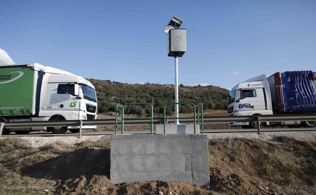 Dos camiones circulan a punto de pasar ante el radar multicarril de la Nacional 122, en el término de Castrillo de Duero.