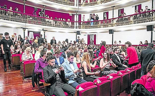 Alumnos asistentes a la gran gala de Publicatessen en el teatro Juan Bravo. 