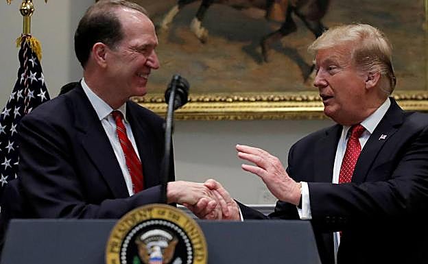 David Malpass (izquierda), junto a Donald Trump, en la Casa Blanca.