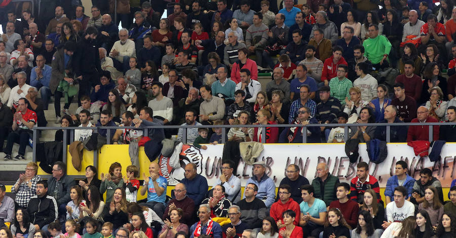 Fotos: Victoria del Balonmano Nava ante el Barcelona B (32-29)