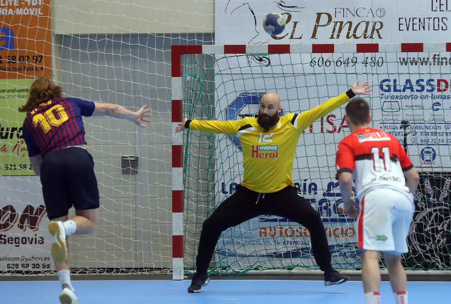 Fotos: Victoria del Balonmano Nava ante el Barcelona B (32-29)