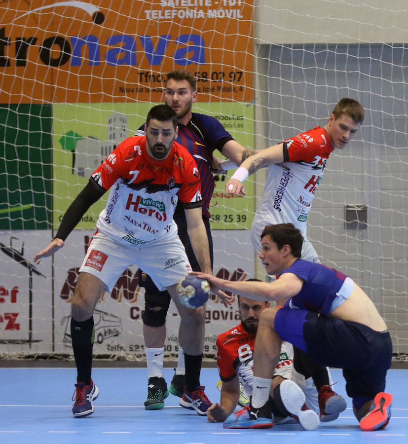 Fotos: Victoria del Balonmano Nava ante el Barcelona B (32-29)