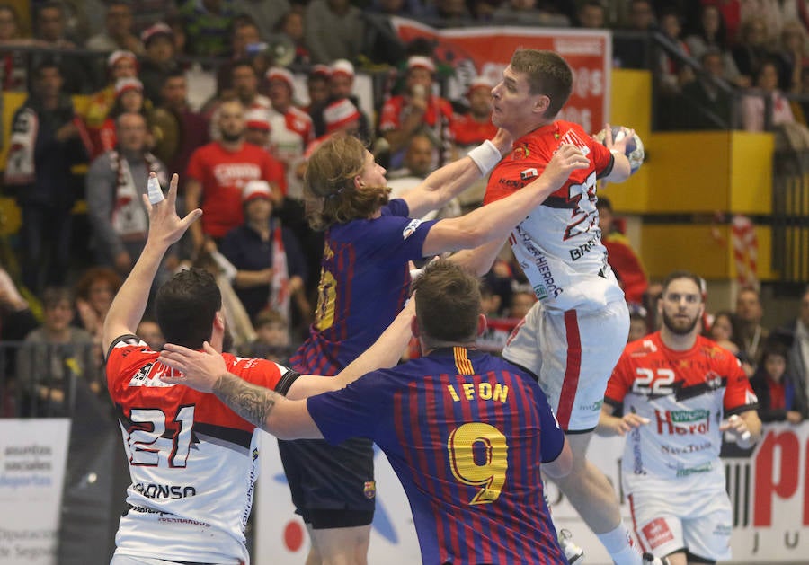 Fotos: Victoria del Balonmano Nava ante el Barcelona B (32-29)