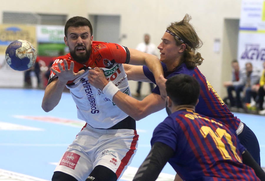 Fotos: Victoria del Balonmano Nava ante el Barcelona B (32-29)