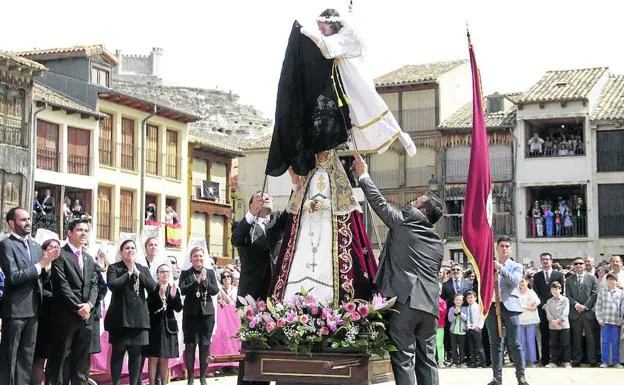 La Bajada del Ángel es uno de los rituales más significativos de Peñafiel.