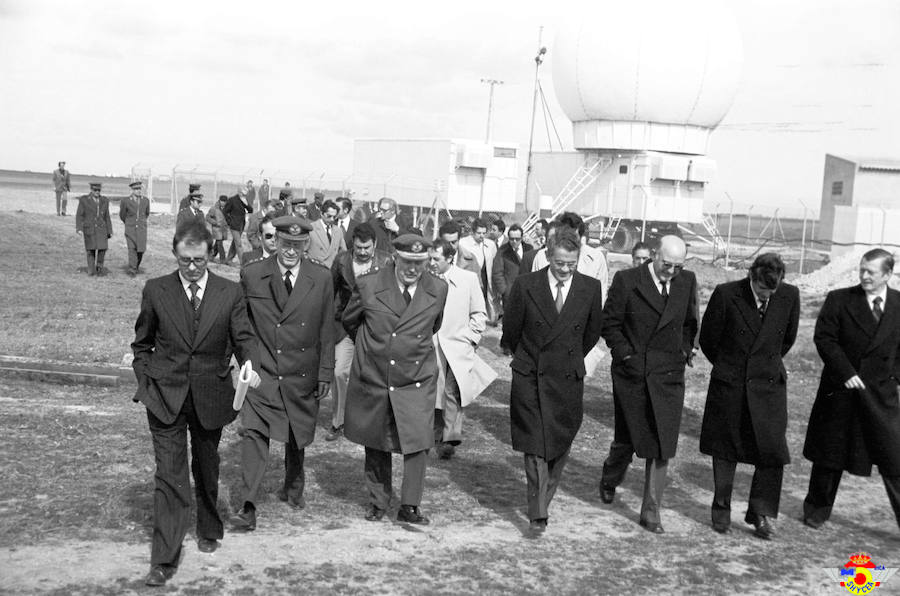 Visita del entonces Ministro de Transporte y Comunicaciones, Salvador Sánchez Terán, el 7 de febrero de 1980, a las instalaciones del Proyecto de Intensificación de Precipitaciones. Entre otros, le acompañaron en la visita el secretario general de la OMM, Aksel Aksel Winn-Nielsen; el director general del Instituto Nacional de Meteorología, Ángel Gómez Rivero; y el Teniente General Alfaro Arregui, que en esa época era el Jefe del Mando De Transporte.