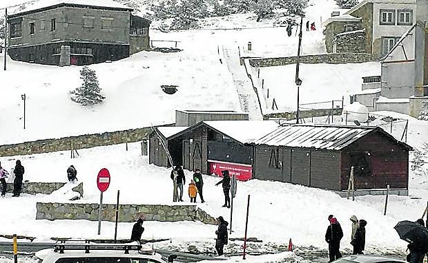 Visitantes en las instalaciones del puerto de Navacerrrad, ayer. 
