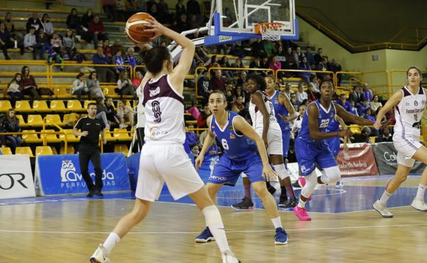 Silvia Domínguez defiende a una rival del Femení Sant Adriá en la primera vuelta. 