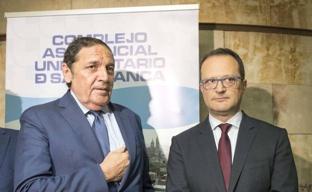 El consejero de Sanidad, Antonio María Sáez,, junto al nuevo gerente del Hospital Clínico Universitario de Salamanca, Luís Angel González