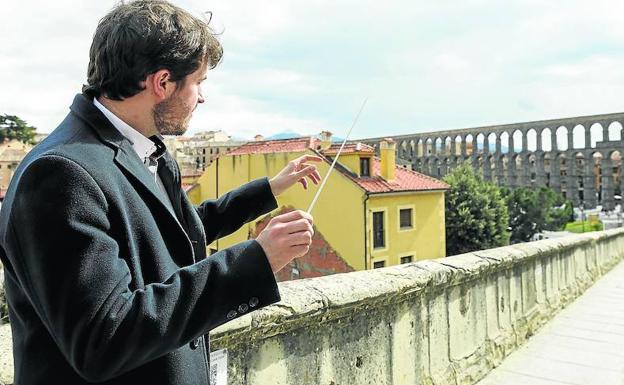 José Luis López Antón, con la batuta en la mano, en la segoviana calle de San Juan. 