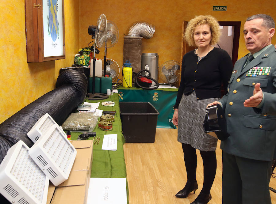 La subdelegada del Gobierno, Lirio Martín, y el teniente coronel José Luis Ramírez, con los efectos intervenidos.