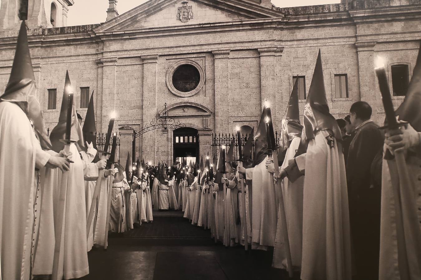 Una muestra sobre la Semana Santa de Valladolid y las dos Medinas puede verse en la Oficina de Turismo de la capital