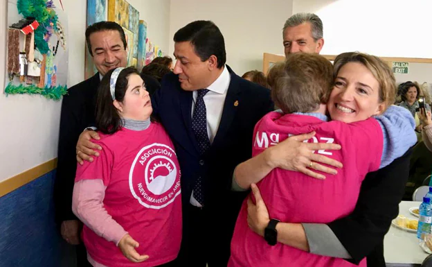 Niños de Nuevo Amanecer junto a los políticos.