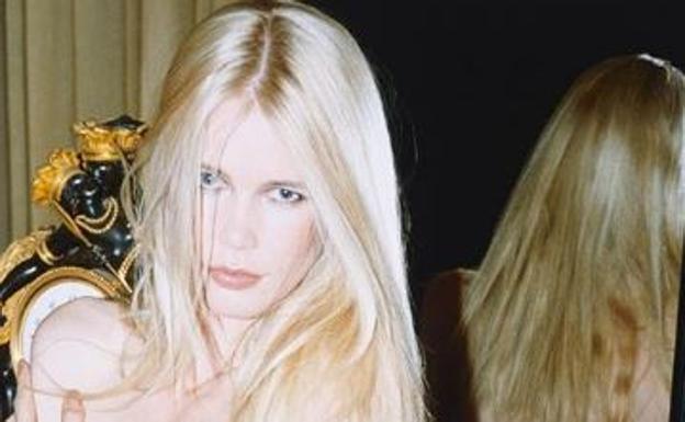 El desnudo de Claudia Schiffer a sus 48 años