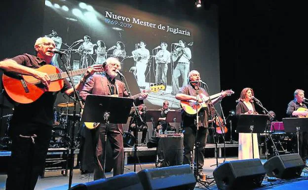 Los miembros del Nuevo Mester durante el concierto conmemorativo que ofrecieron el pasado noviembre en el Juan Bravo. 