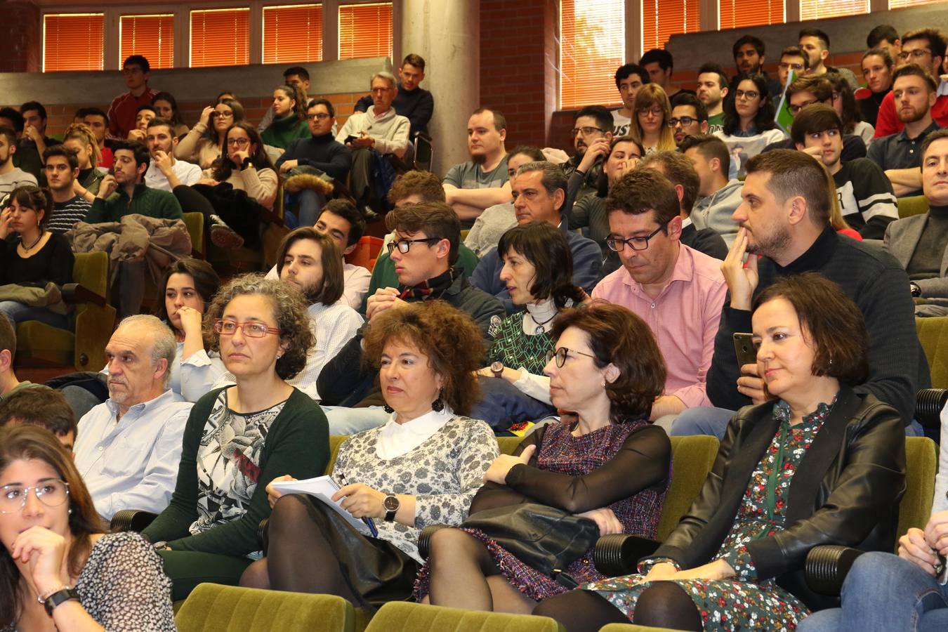 Fotos: Reyes Maroto, Pilar del Olmo, Luis Garicano y Nacho Álvarez debaten sobre problemas de la comunidad