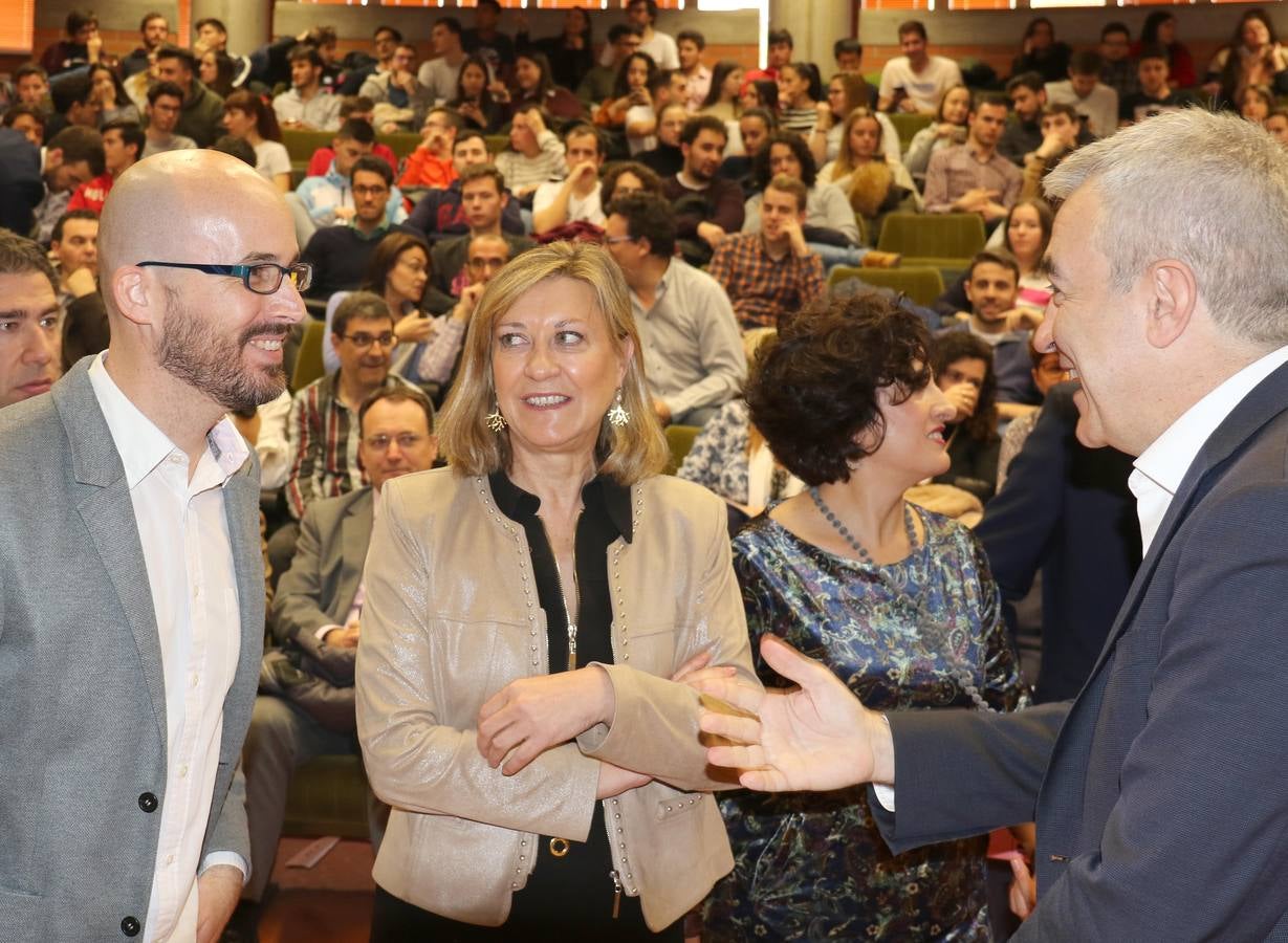 Fotos: Reyes Maroto, Pilar del Olmo, Luis Garicano y Nacho Álvarez debaten sobre problemas de la comunidad