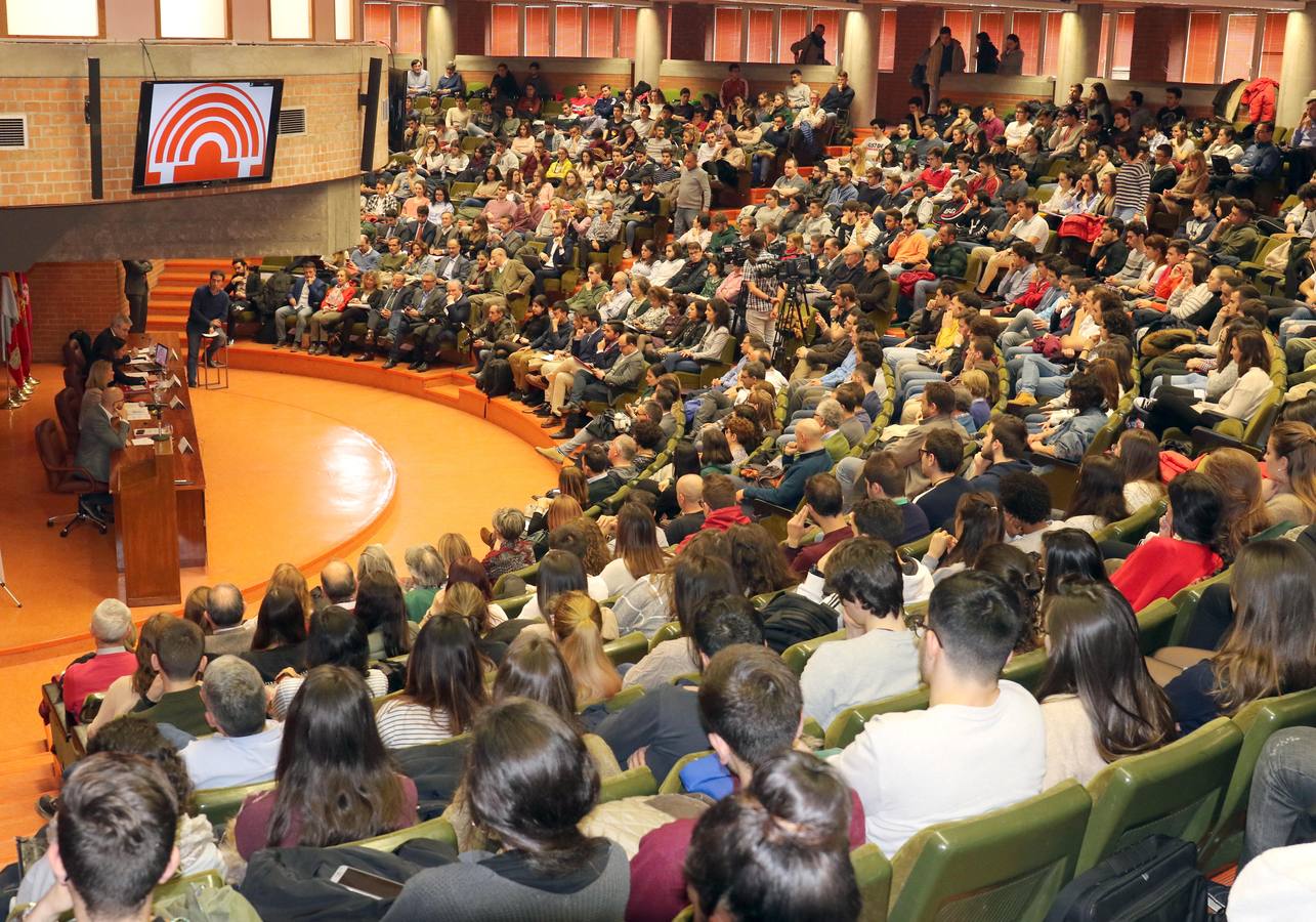 Fotos: Reyes Maroto, Pilar del Olmo, Luis Garicano y Nacho Álvarez debaten sobre problemas de la comunidad