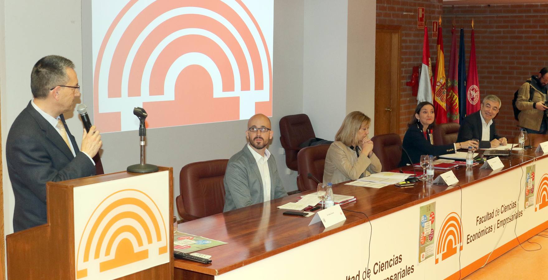 Fotos: Reyes Maroto, Pilar del Olmo, Luis Garicano y Nacho Álvarez debaten sobre problemas de la comunidad