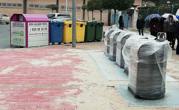 Arévalo continúa enterrando los contenedores de basura.