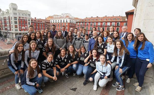 Los equipos, con Puente y Bustos en el balcón del Ayuntamiento