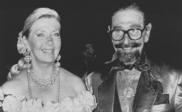 El aritócrata Jaime de Mora y Aragón y su mujer Margit en una fiesta enlos años 90.