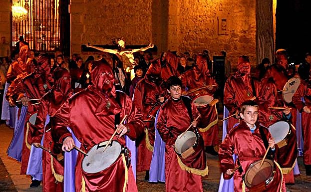 Los cofrades acompañan la imagen del Santo Cristo de San Marcos durante la Procesión de las Tres Caídas.