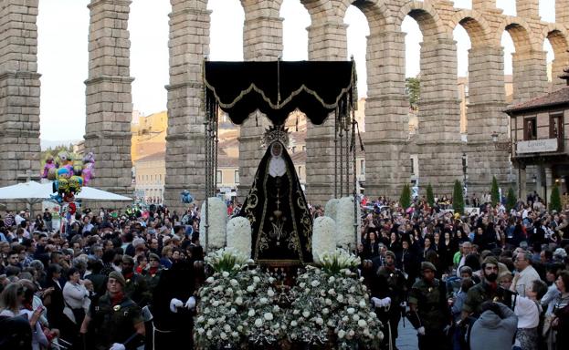 El paso de la Soledad Dolorosa, de la cofradía de Santa Eulalia, pasa en procesión por la plaza del Azoguejo.
