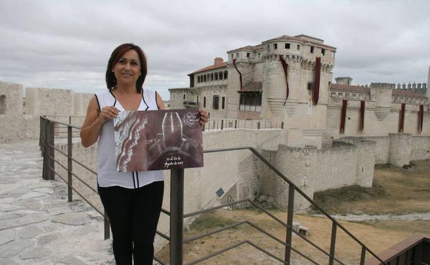 Nuria Fernández, delante del castillo de Cuéllar. 