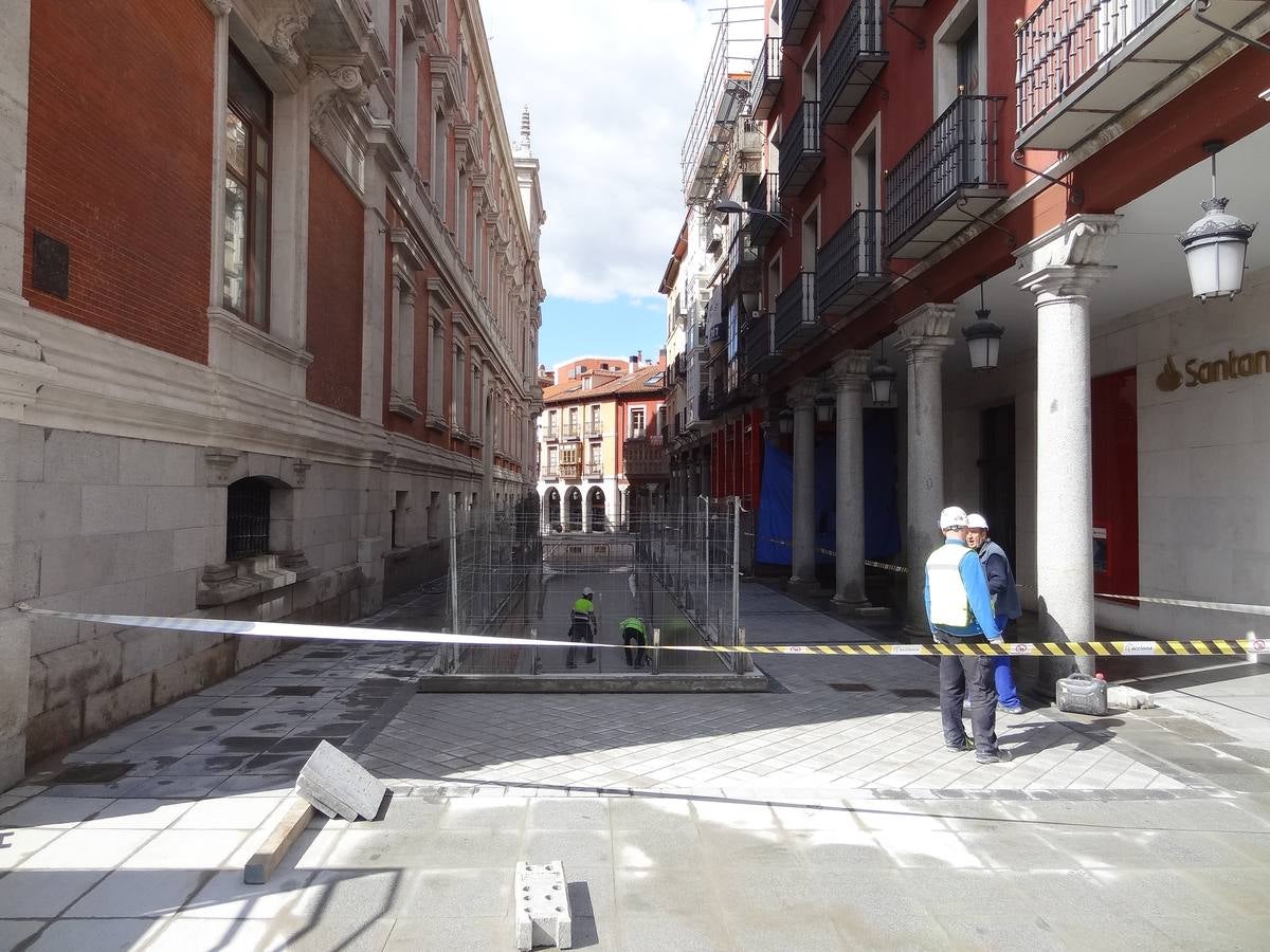 Los operarios están ultimando los remates de la urbanización en superficie de los nuevos accesos al aparcamiento subterráneo