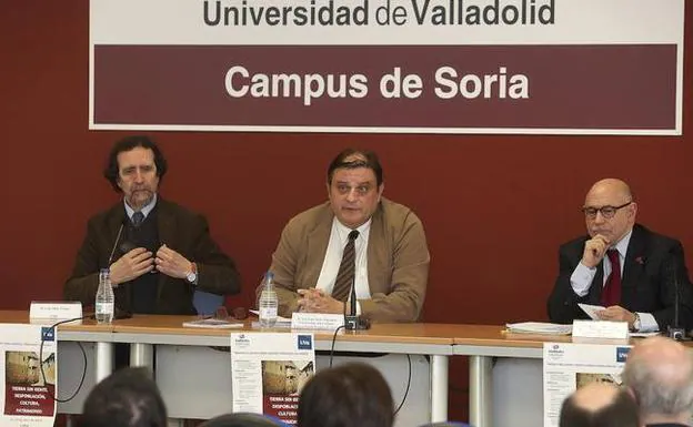 Luis Diaz Viana, el vicerrector del Campus, Jose Luis Ruiz y el director del Instituto Universitario de Estudios Europeos, Guillermo A. Perez, en un momento del acto.