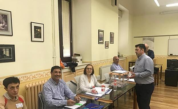  Votación en una de las mesas en el Consistorio. 