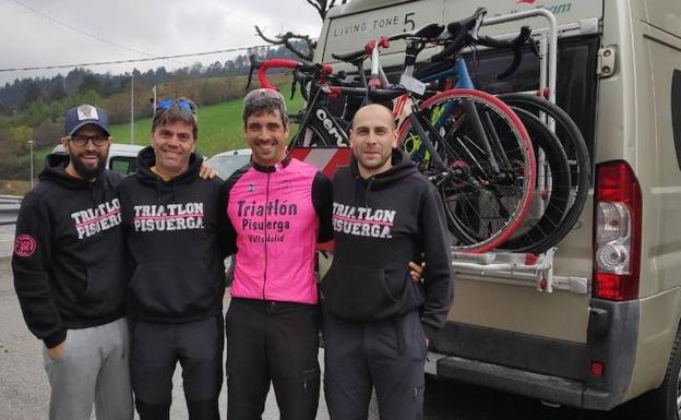 Los cuatro componentes del Tripi, Fernando, Luis Ánge, Diego y Nacho, posan antes de viajar al Infierno del Norte. 